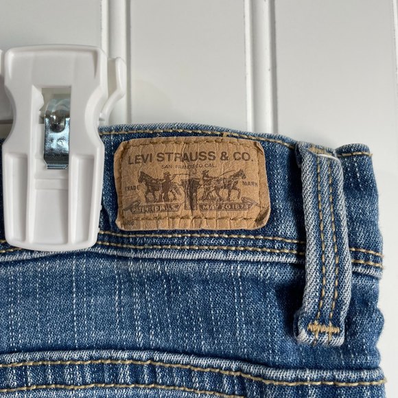 Levi's Women's 16P Perfectly Slimming 512 Capri 5 Pocket Jeans - Picture 6 of 9